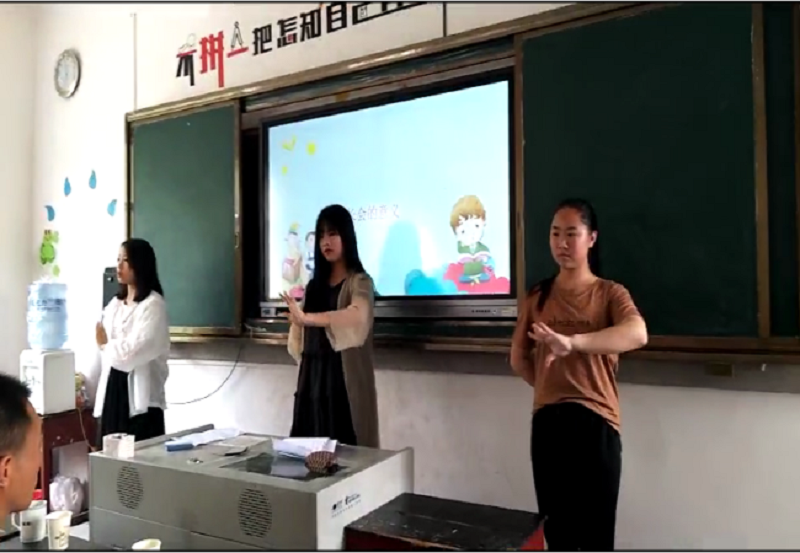  学生们表演节目欢迎家长的到来