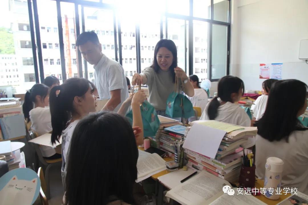 浓浓粽子香，深深母校情——江西应用技术职业学院学工部幸玉珊等同志来安远中专大专部开展端午送关爱活动(图1)